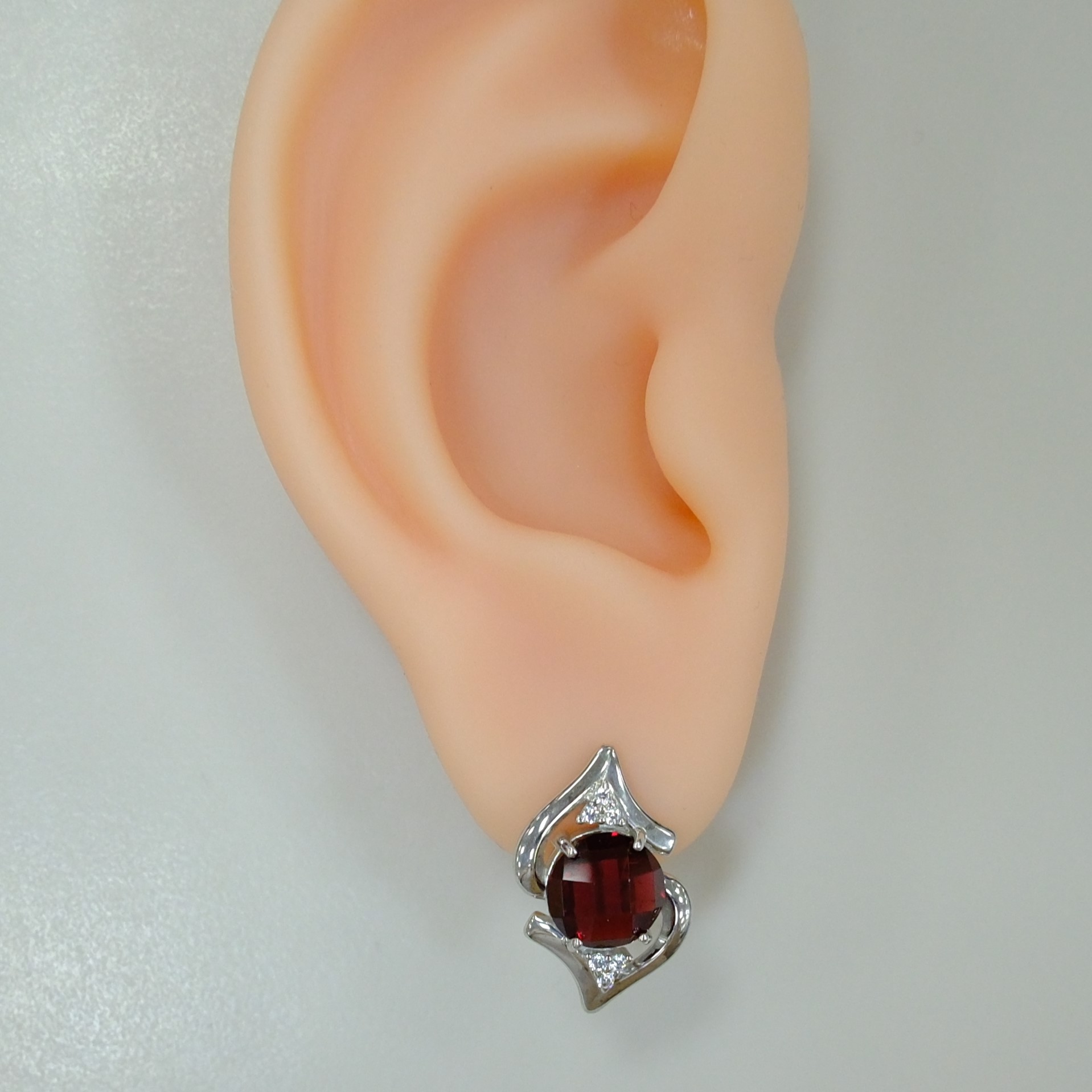 Серебряные серьги 925 пробы; вставки 2 Гранат s; 12 Фианит бесцв.;